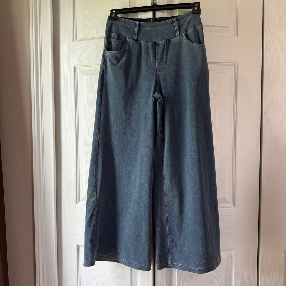 Simple brand wide-leg pull-on soft stretch denim jeans. Women’s Medium.